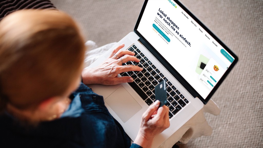 Eine Frau sitzt am Laptop und hält ihre Kreditkarte in der Hand. Auf dem Bildschirm die Seite von Alocalo (Fotomontage)