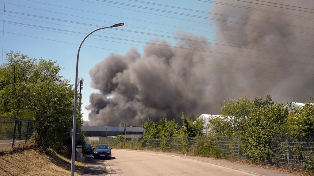 Foto: Rauchwolke über einem Gebäude