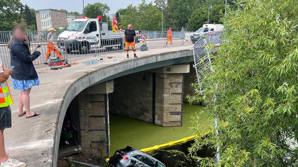 Bergung des in den Saarlouiser Saar-Altarm gestürzten Autos