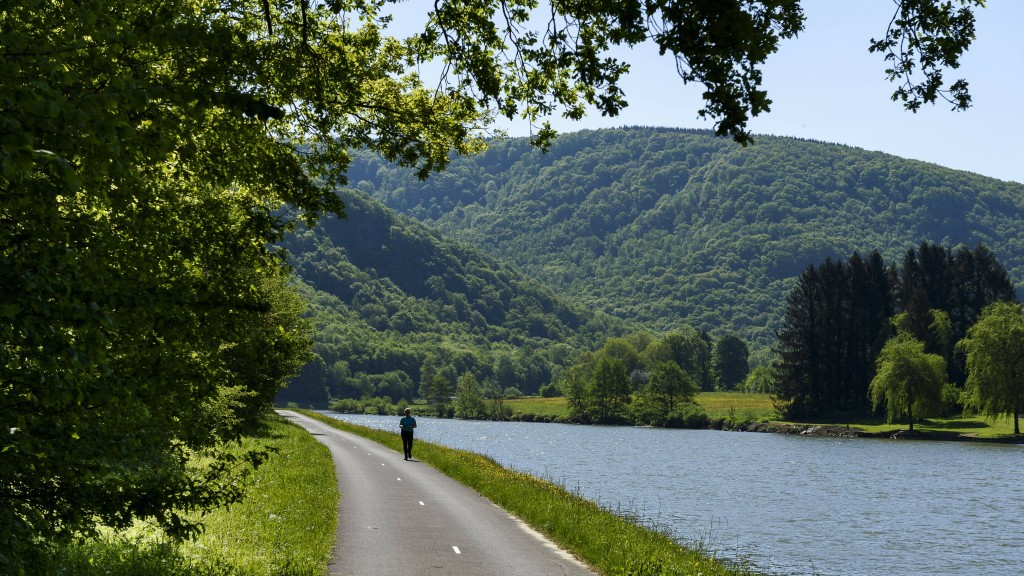 Fuß- und Radweg an der La Meuse zwischen Givet und Charleville-Meziere
