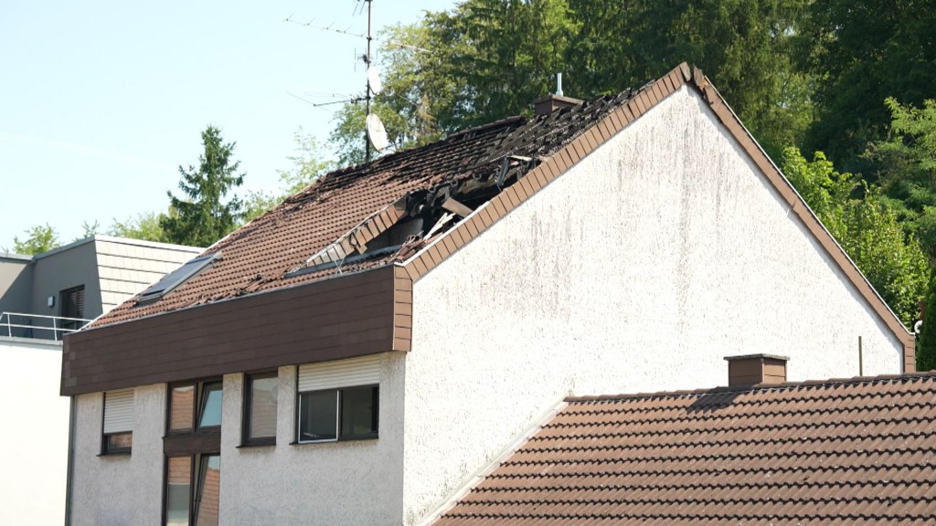 Foto: Dachstuhl eines Mehrfamilienhauses nach Brand