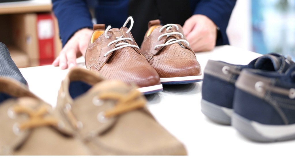 Einige Paare Schuhe auf einer Theke