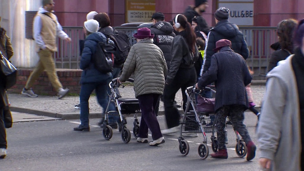 Foto: Zwei Seniorinnen gehen über die Straße