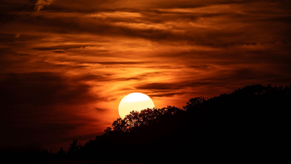Rot glühend untergehende Abendsonne