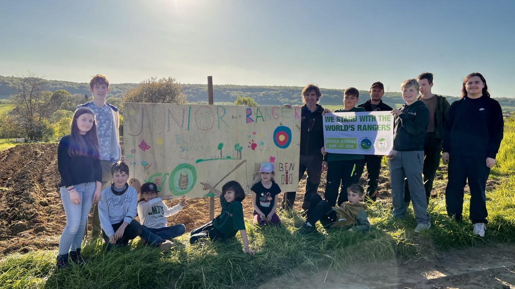 Foto: Kinder nehmen an einem Natur-Projekt teil.