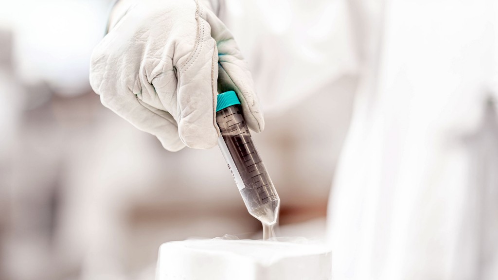 Foto: Jemand hält mit Kälteschutzhandschuhen eine tiefgefrohrene Probe in einem Labor