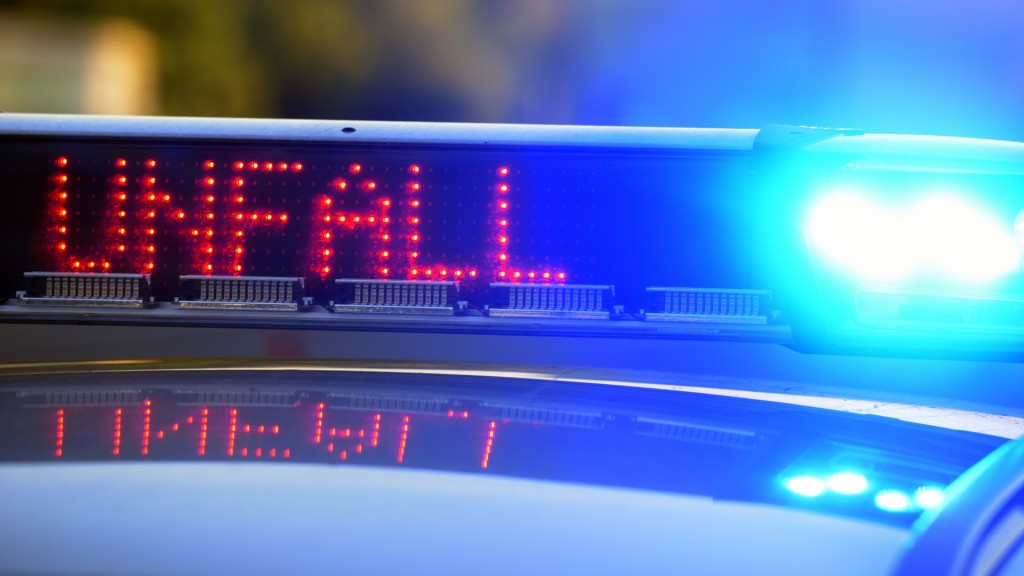 Polizeifahrzeug mit Blaulicht und einer Leuchtschrift 