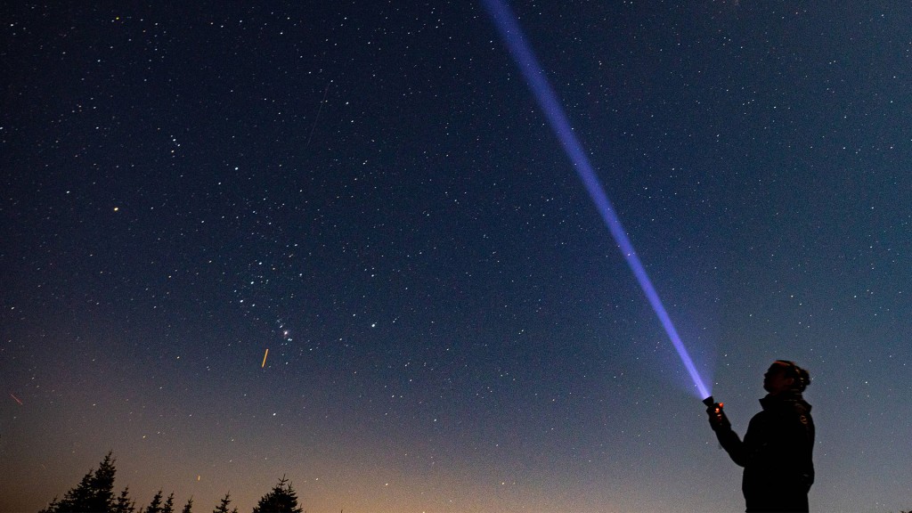 Eine Person betrachtet den Himmel, an dem der Perseiden-Meteorstrom zu sehen ist.