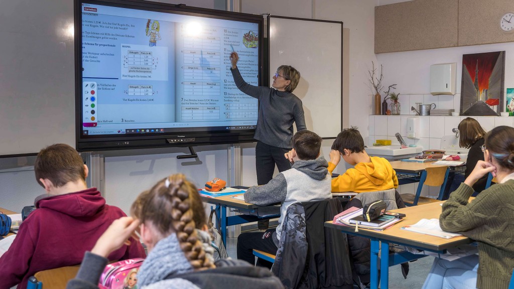 Foto: Schulunterricht mit einem interaktiven Whiteboard