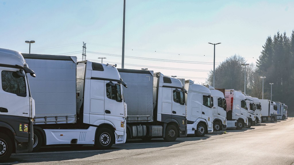Foto: Lastwagen stehen am Wochenende auf dem Parkplatz auf der Autobahn