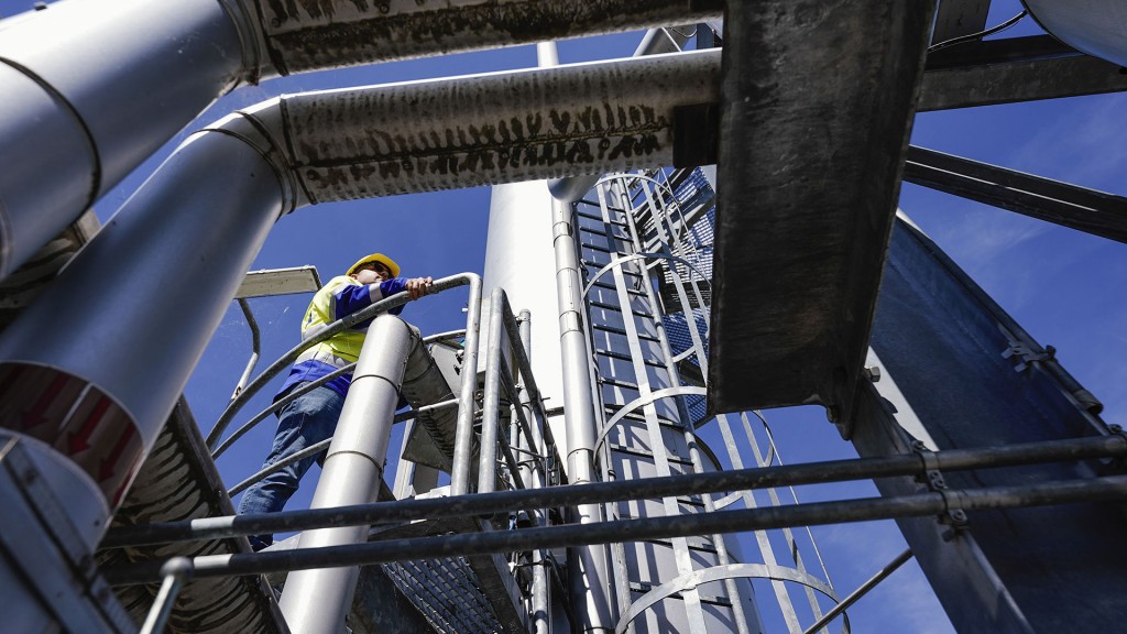 Ein Mitarbeiter steht auf dem Gelände des Gasspeichers