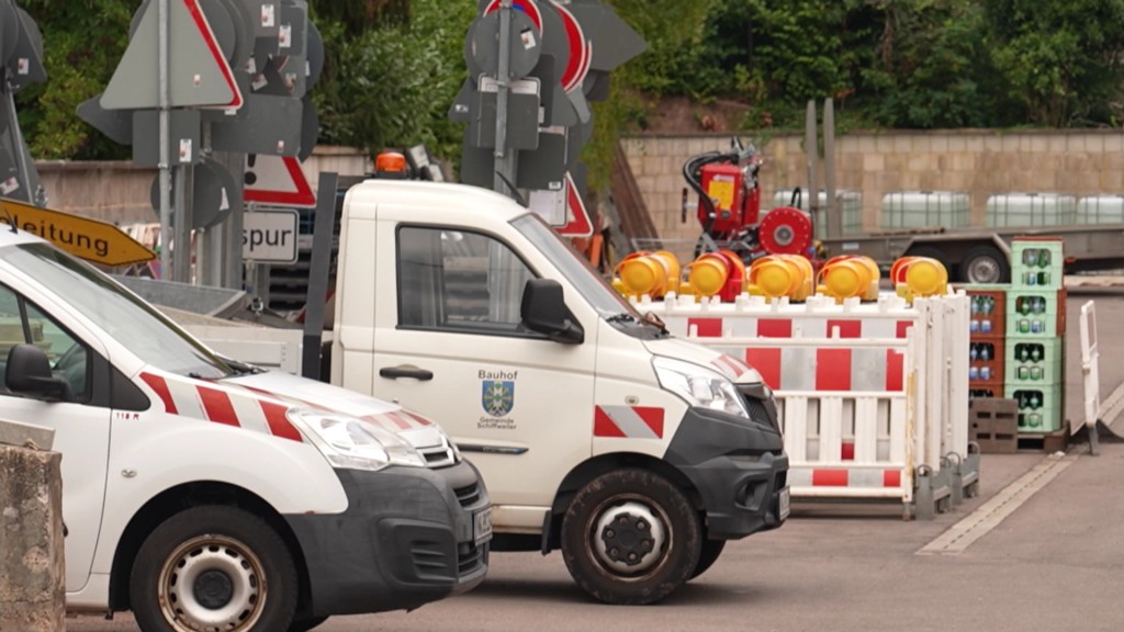 Foto: Baufahrzeuge und Baustellenschilder im Hintergrund