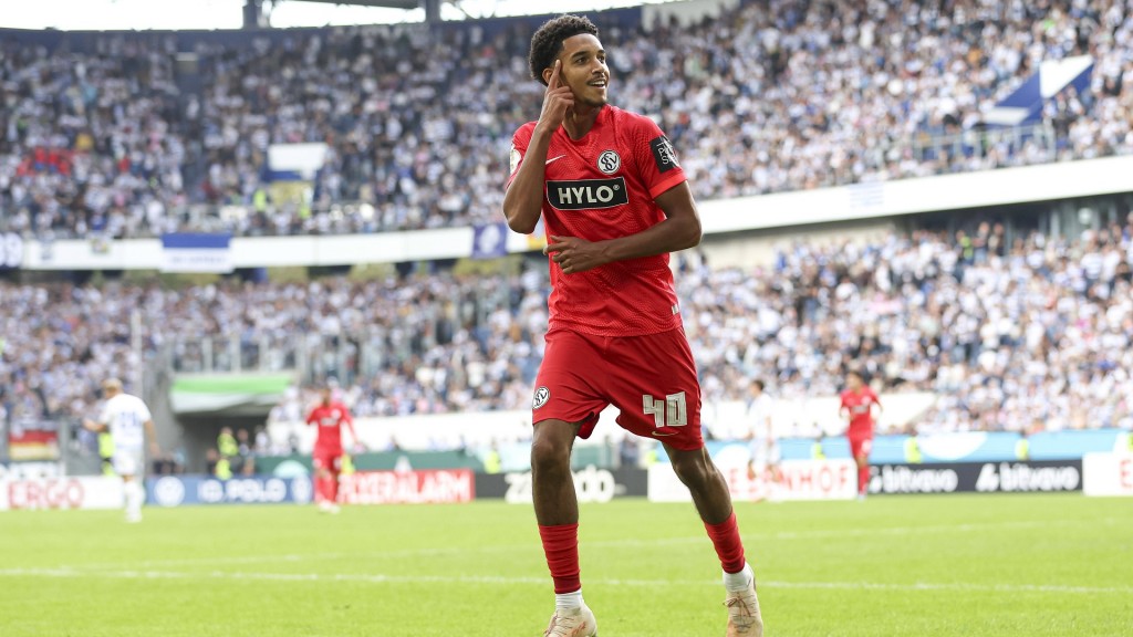 Foto: Francis Onyeka wird nach Einwechslung zum Matchwinner in 1. DFB-Pokalrunde