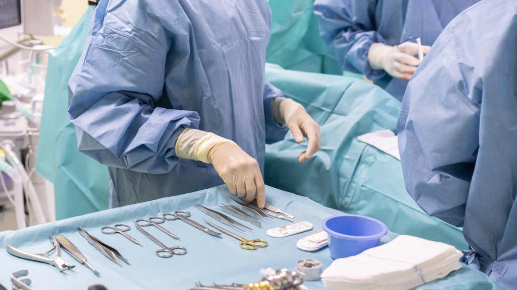 Foto: Krankenhauspersonal im OP Saal. Vorbereitungen für eine Operation.
