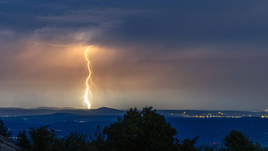 Foto: Blitze eines Gewitters sind am Abendhimmel zu sehen