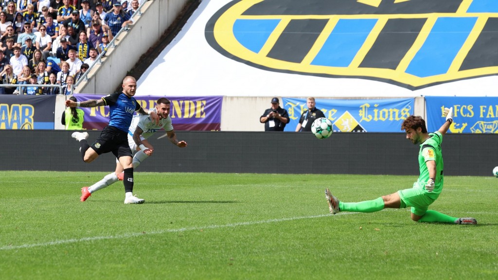 Philip Fahrner (1. FC Saarbruecken) Leon Dajaku (FC Hansa Rostock) und der Saarbrücker Keeper Matteo Bignetti