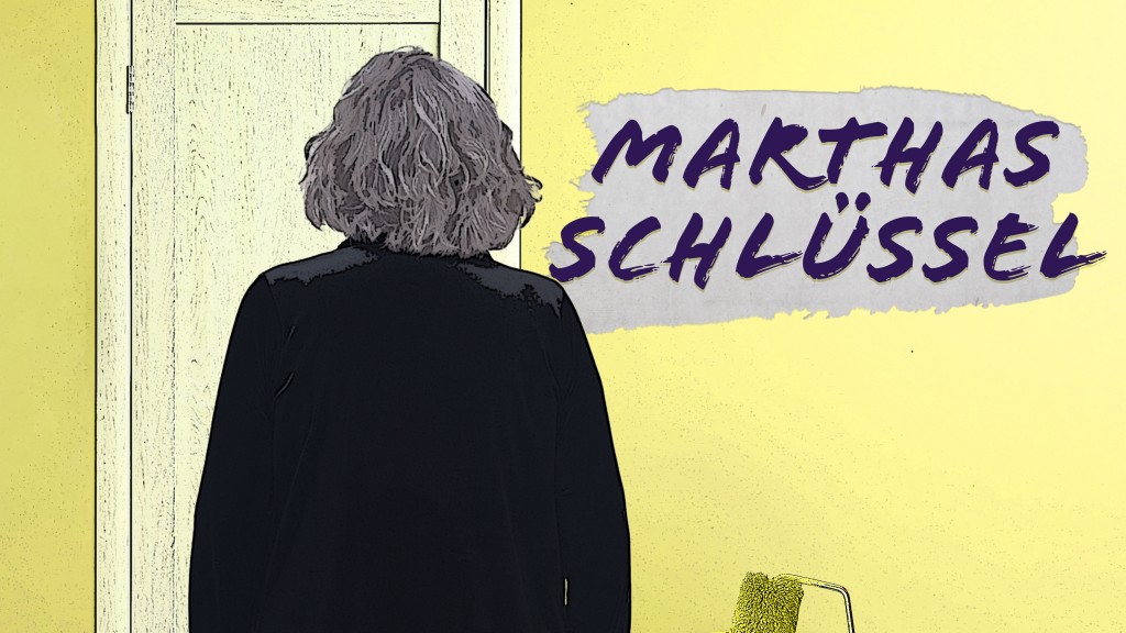 Eine rüstige Dame mit einem Schlüssel in der Hand steht vor einer gelben Flurwand.