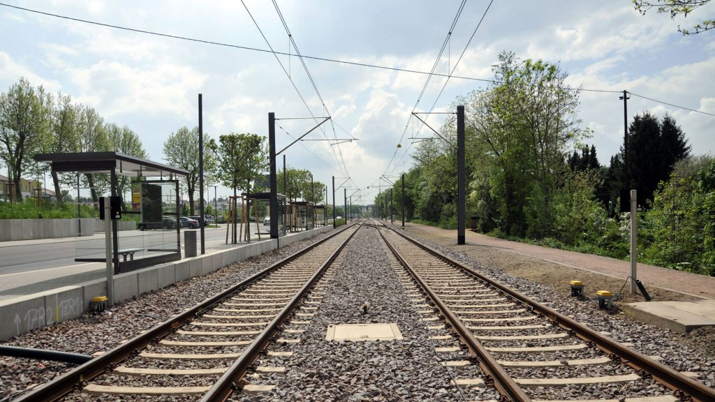 Leere Saarbahnschienen an einer Haltestelle