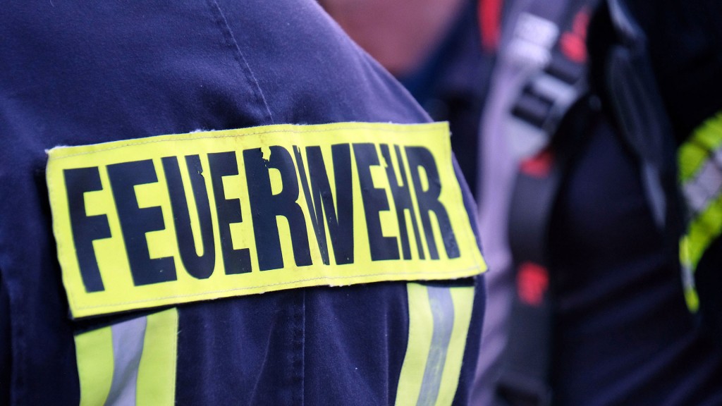 Symbolbild: Feuerwehrhelfer in Uniform