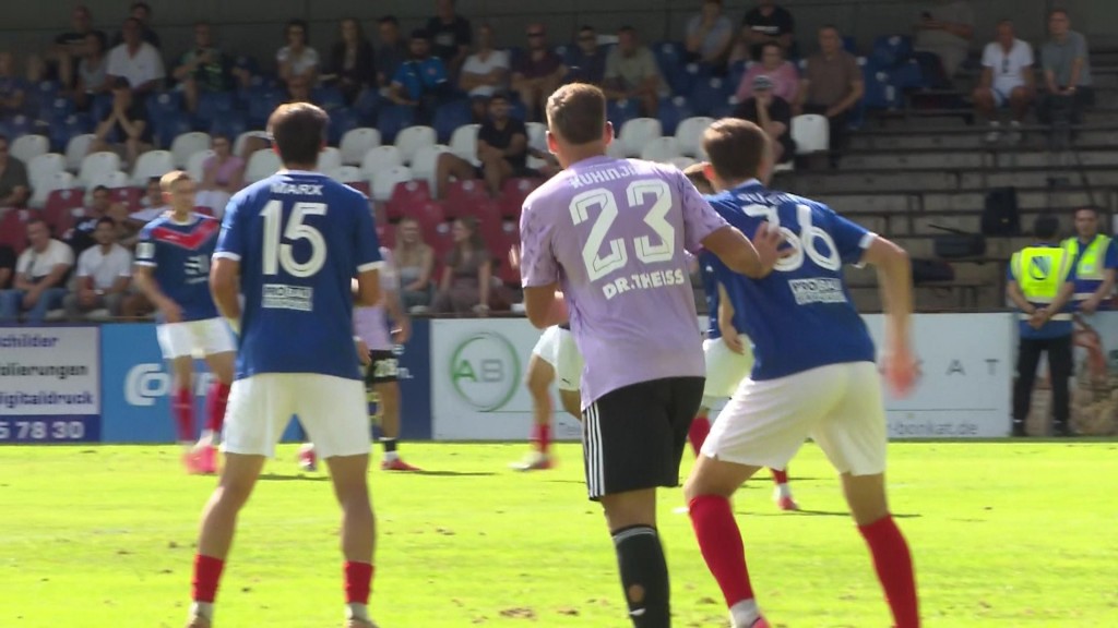 Foto: Fußballspieler auf einem Rasenplatz