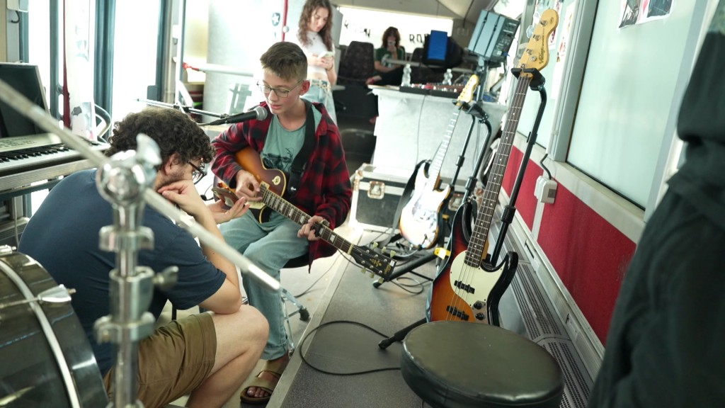 Foto: Junge spielt Gitarre und sing bei Casting-Tour Völklingen