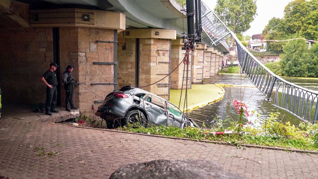 Foto: Bergung des in den Saarlouiser Saar-Altarm gestürzten Autos