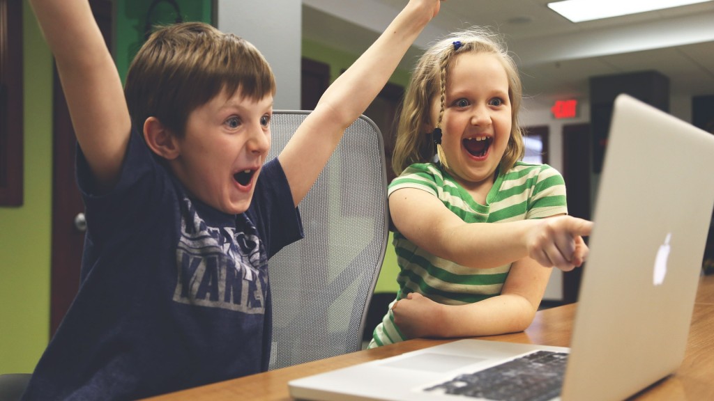 Kinder spielen am Computer 