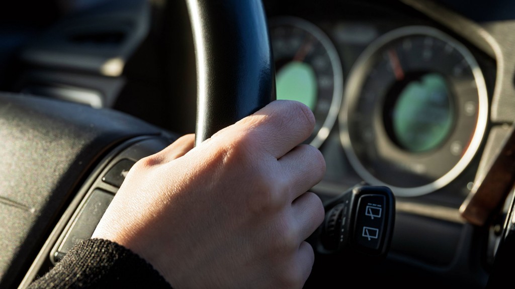 Symbolbild: Hand am Lenkrad eines Autos