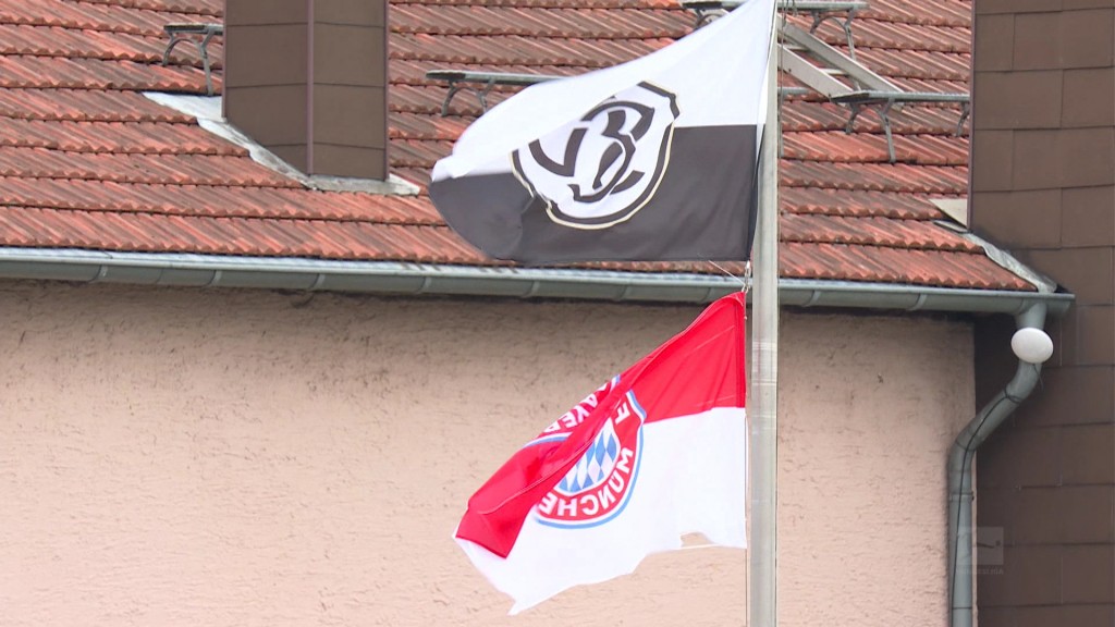 Foto: Die Vereins-Fahnen von der SV Elversberg und dem FC Bayern München