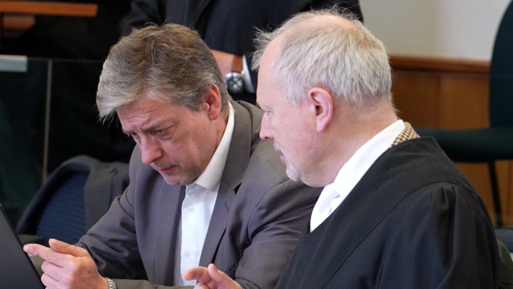 Martin Welker im Gespräch mit seinem Verteidiger vor Gericht