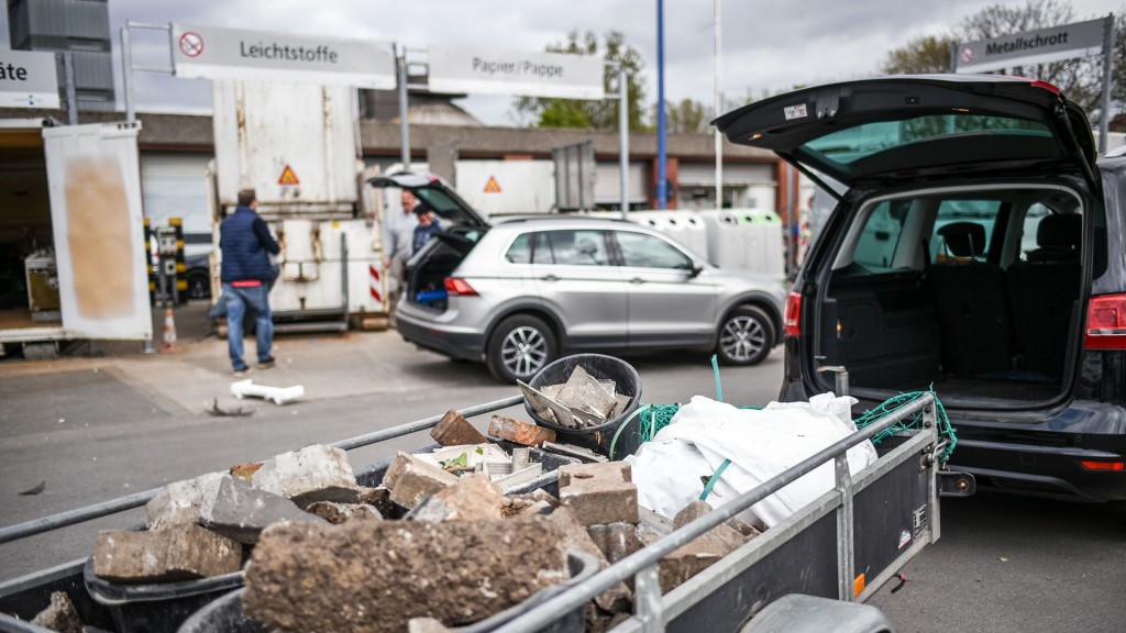 Foto: Ein Anhänger mit Bauschutt steht auf einem Wertstoffhof