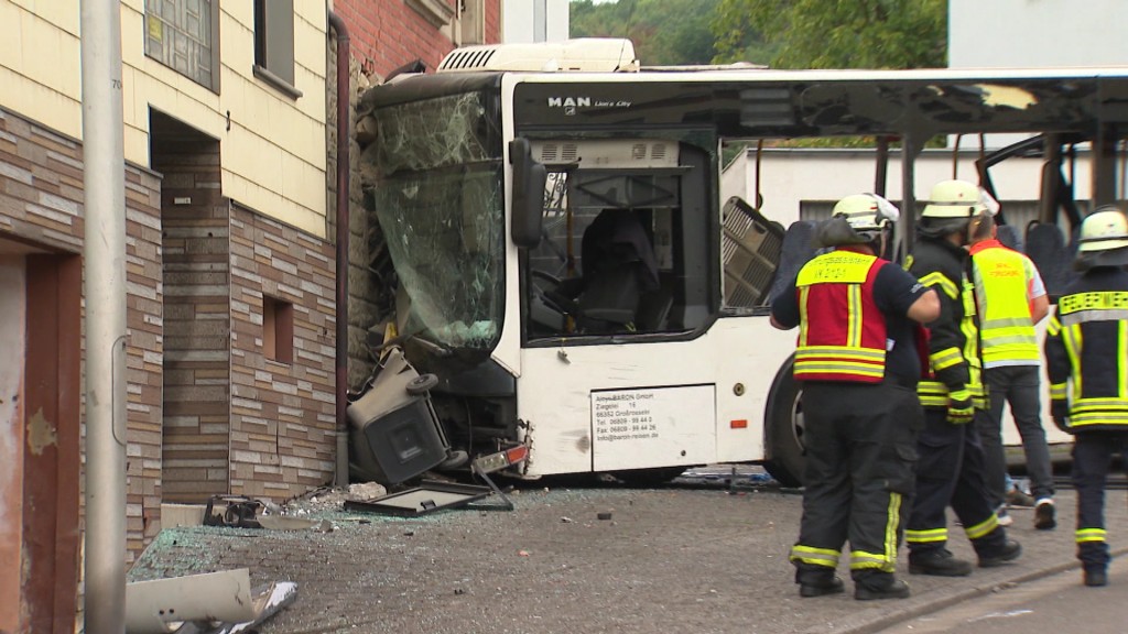 Bus in Hauswand gekracht