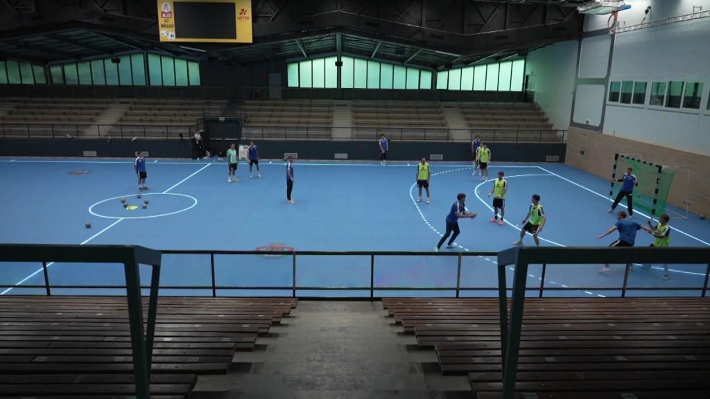 Training auf dem neuen Glasboden der Stadtgartenhalle Saarlouis