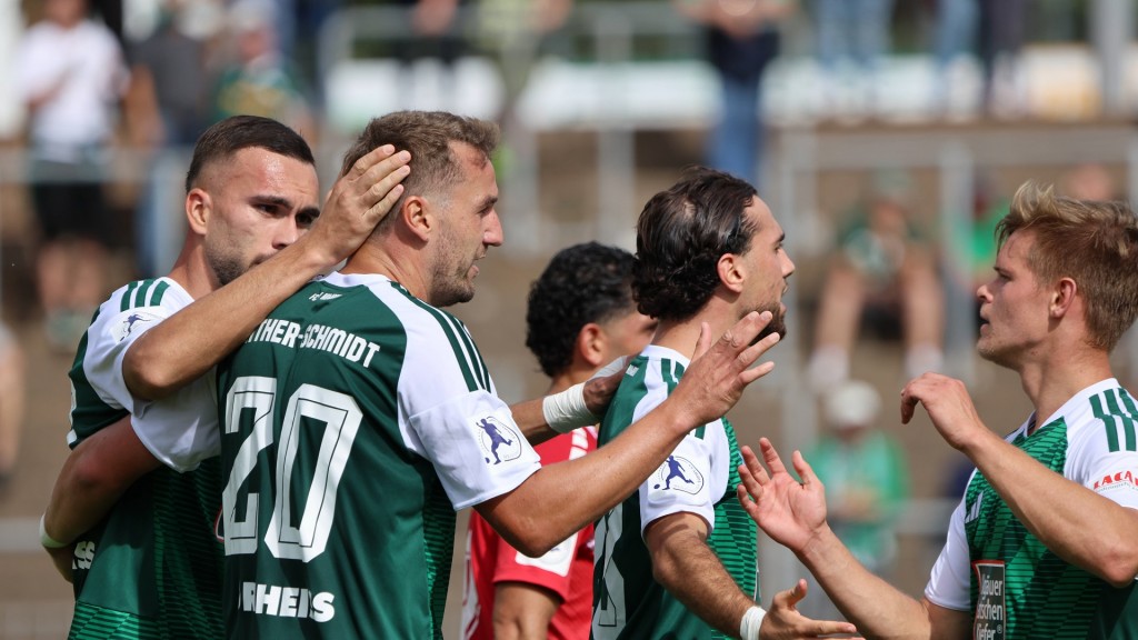 Foto: Homburger Torjubel nach dem 1:1-Ausgleich durch Julian Günther-Schmidt gegen Hessel Kassel
