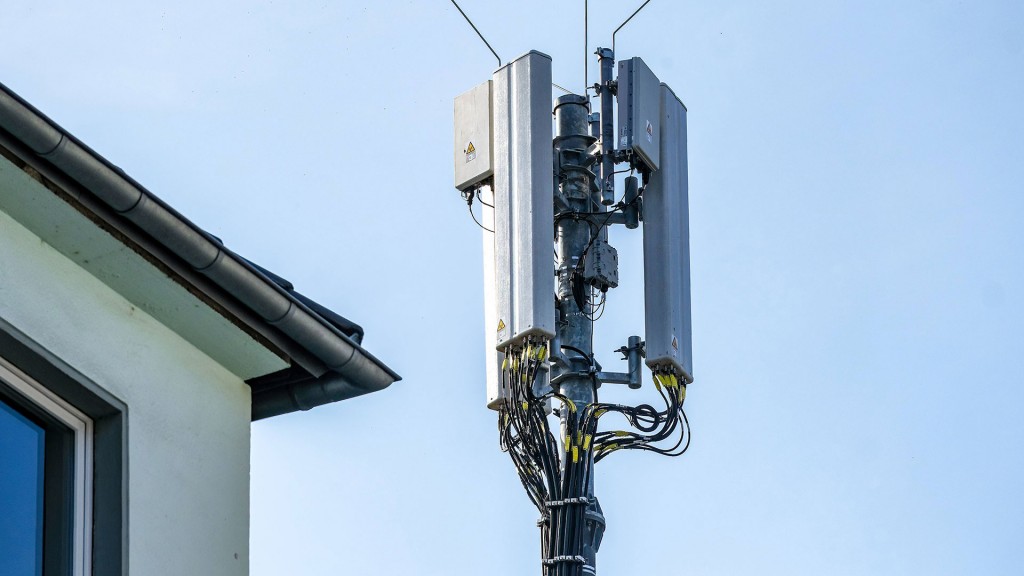 Mobilfunkmast hinter einem Wohnhaus