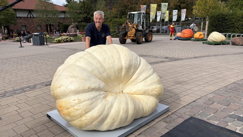 Elmar Hubertus mit seinem Riesenkürbis 