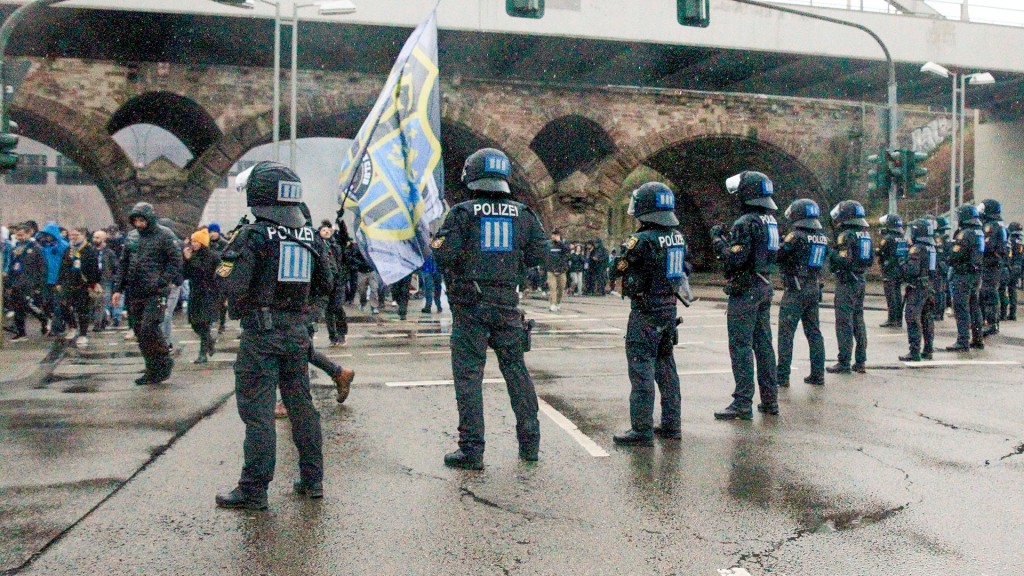 Foto: Polizei-Kräfte begleiten den Marsch der Saarbrücker Fußballfans zum Stadion