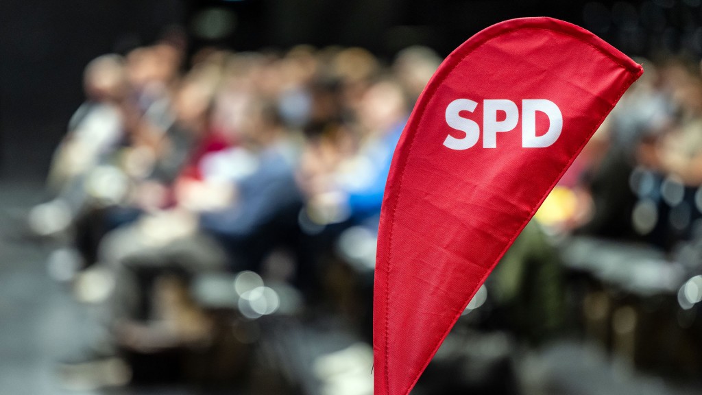 Foto: Ein SPD Logo steht bei einer Veranstaltung