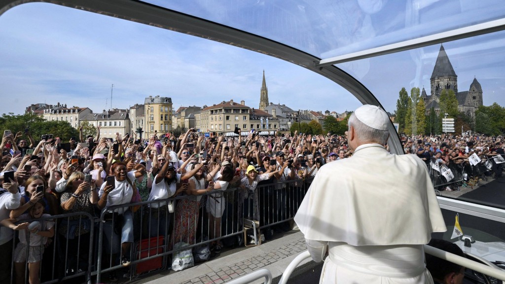 Foto: Der Papst zu Besuch in Metz - Zehntausende Menschen jubeln im zu