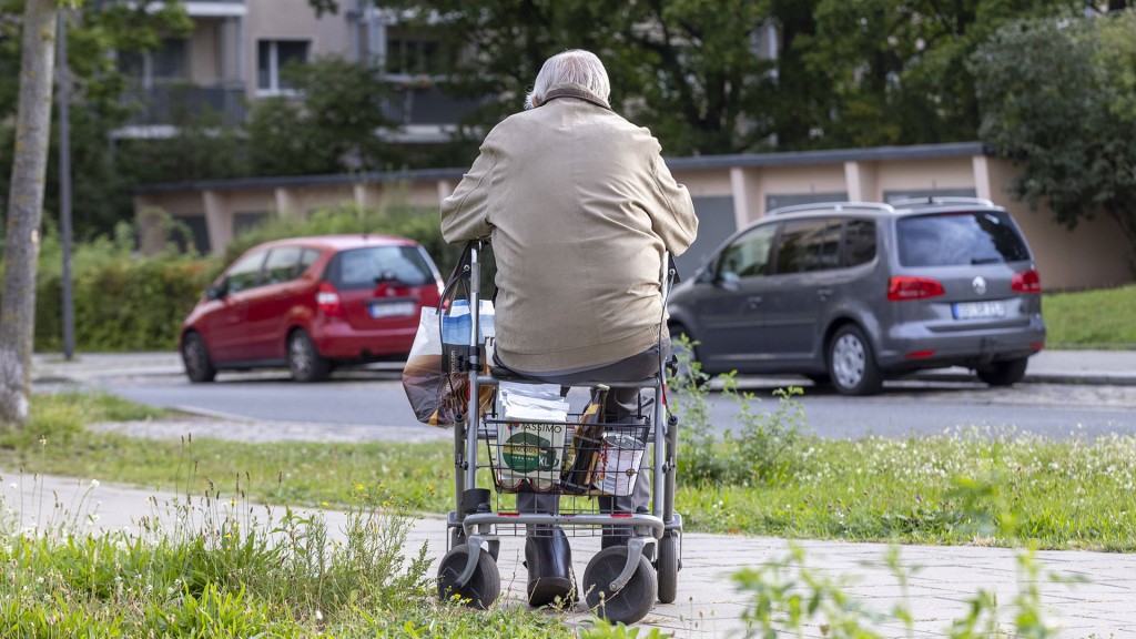 Foto: Ein älterer Mann, der auf einem Rollator sitzt