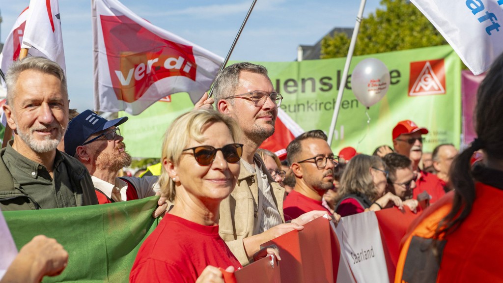 Demonstranten beim Marsch des Deutschen Gewerkschaftsbundes in Saarbrücken