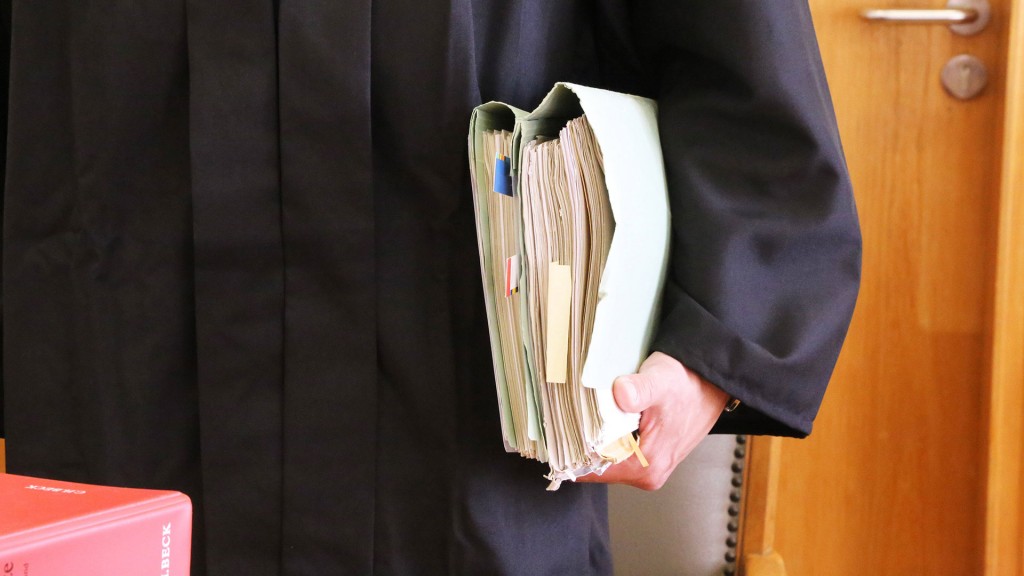 Ein Richter hält Akten in der Hand