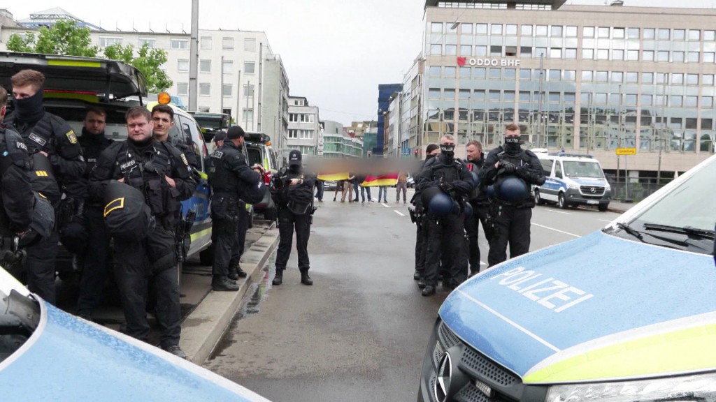 Polizeikräfte bei einem Einsatz
