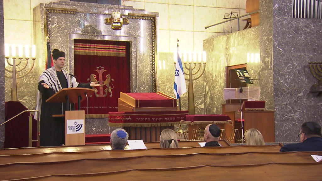 Ein Rabbi am Rednerpult in einer Synagoge