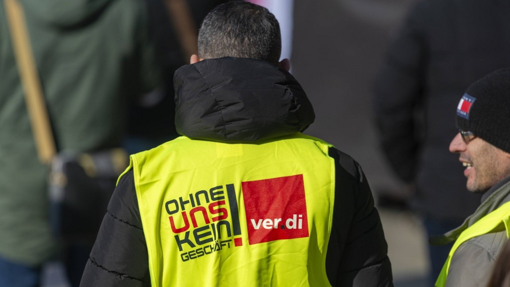 Verdi. Jacke eines Streikenden mit dem Motto des Verdi-Streiks im Einzelhandel.