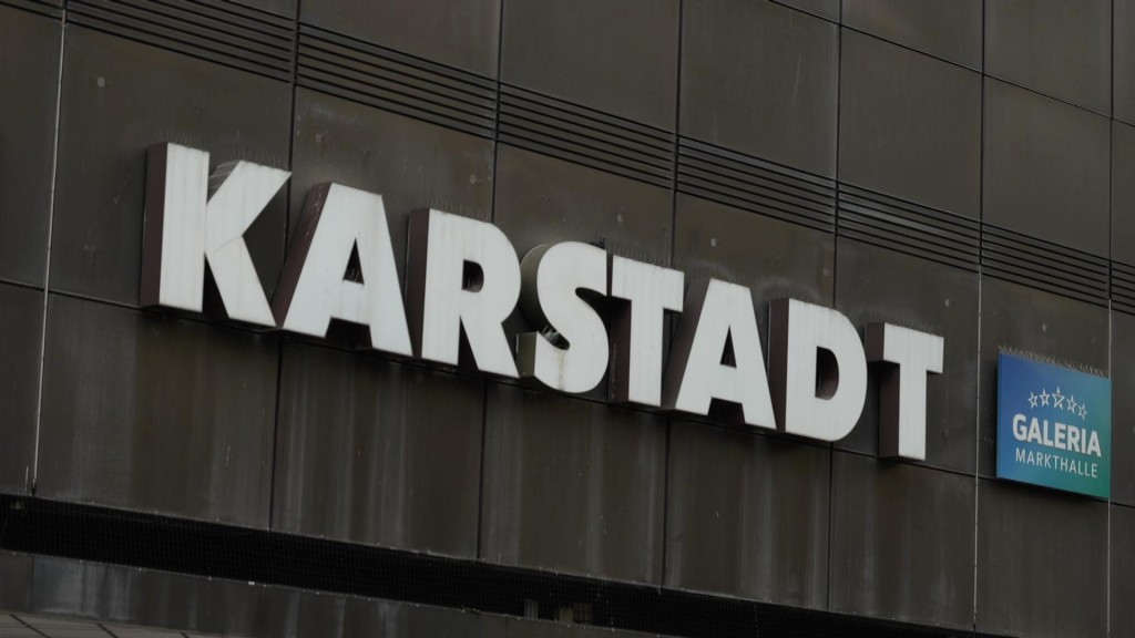 Karstadt-Logo prangt auf Gebäude