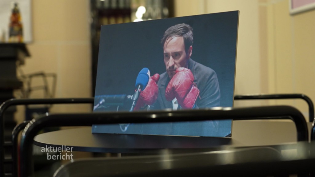 Foto: Ein Bild von einem behandschuhten Boxer steht auf einem Tisch