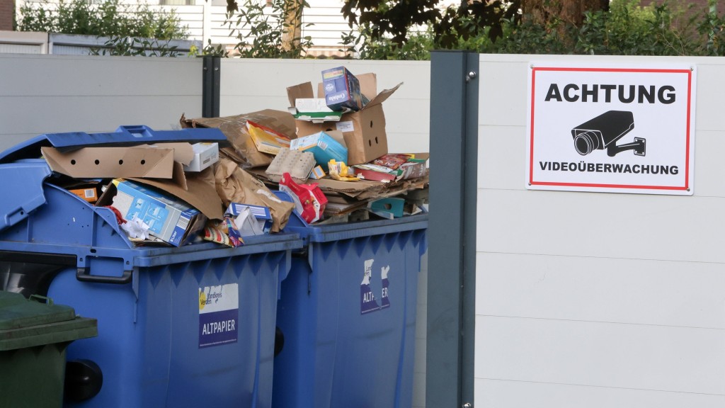 Mehrere Müllcontainer und Warnhinweis zur Videoüberwachung