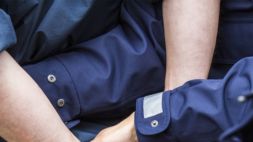 Foto: Polizisten legen einem Verdächtigen Handschellen an