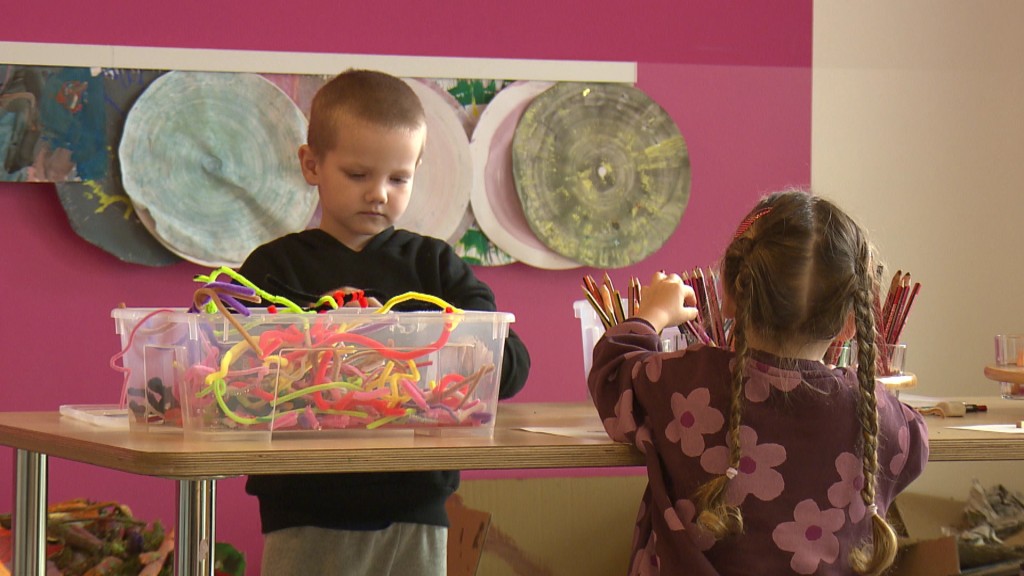Foto: Zwei Kinder spielen in der Kita